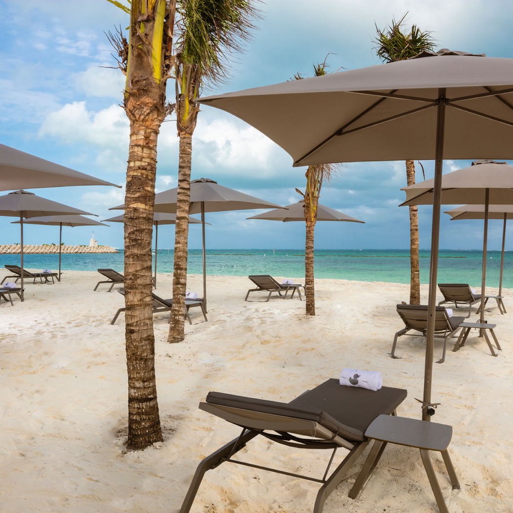 Парасолька Eolo Pureti 2.5x2.5 Taupe Sand з базою Bond 35